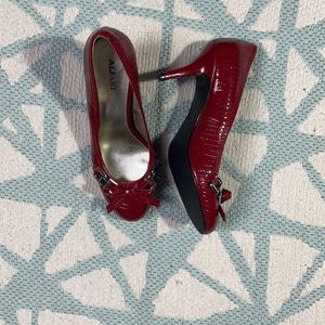 Alfani read pump with the bow